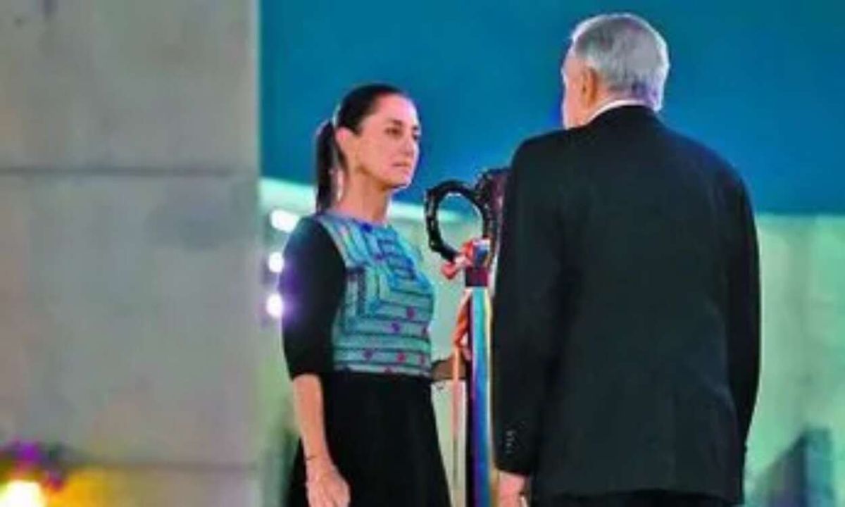 López entrega a Claudia un bastón de mando falso