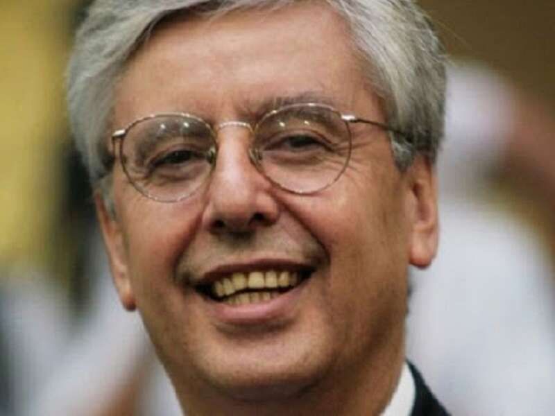 Otro que renuncia y denuncia corrupción.