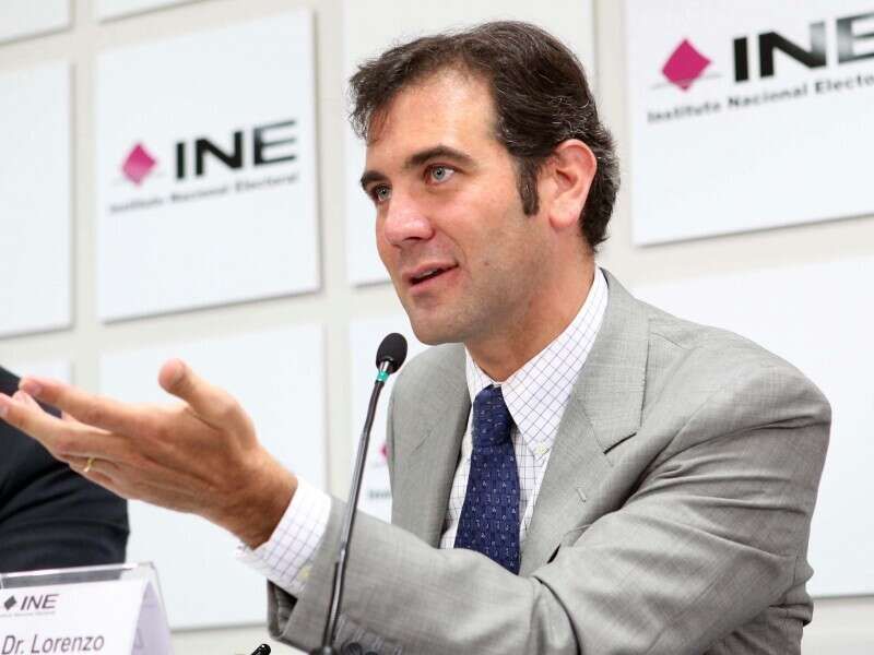 Beneficia a AMLO endeble legislación electoral