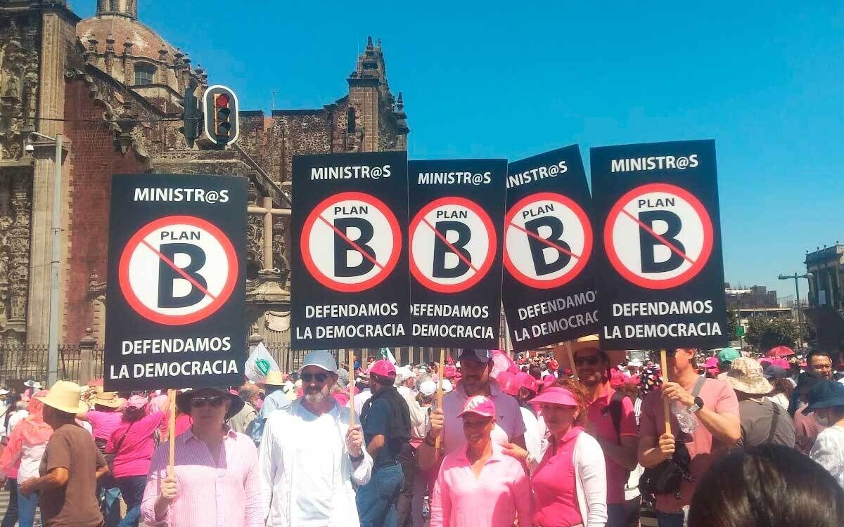 AMLO decreció políticamente, se opacó su imagen