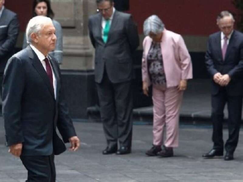 Política de rodillas.